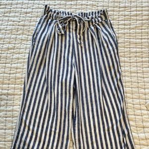 Blue and white striped cropped pants
